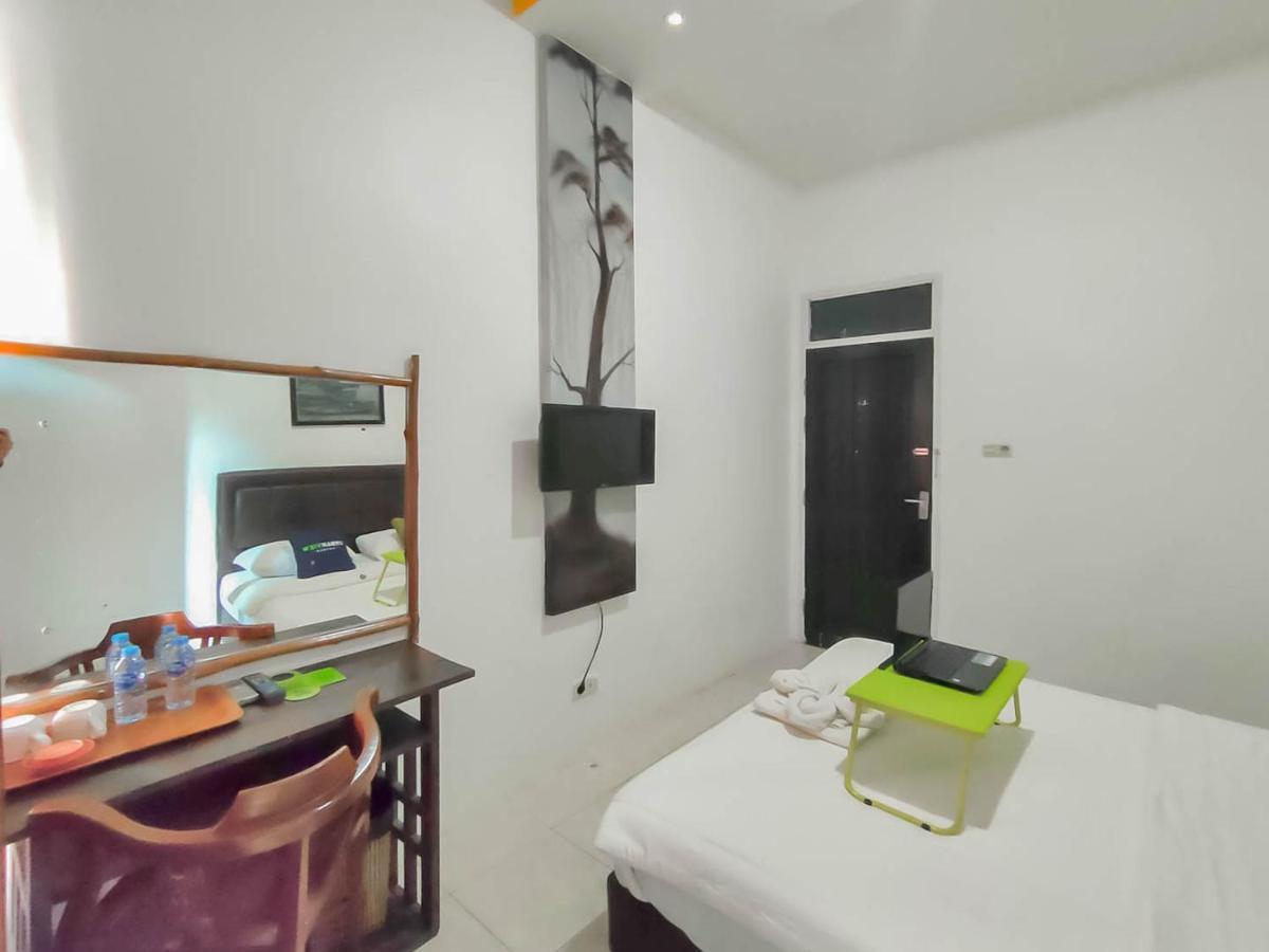 Urbanview Hotel Bagoes Sintang By Reddoorz Extérieur photo