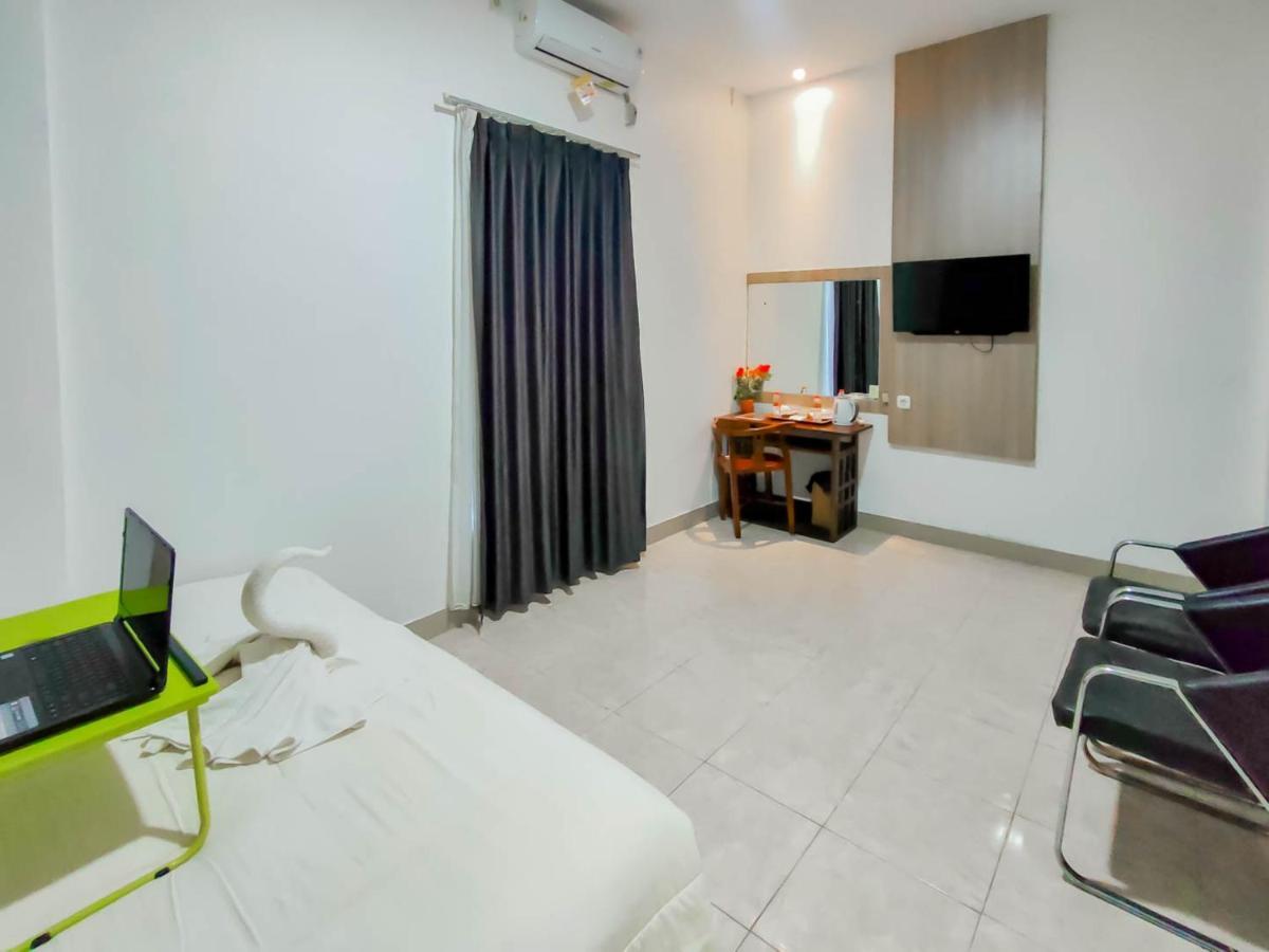 Urbanview Hotel Bagoes Sintang By Reddoorz Extérieur photo